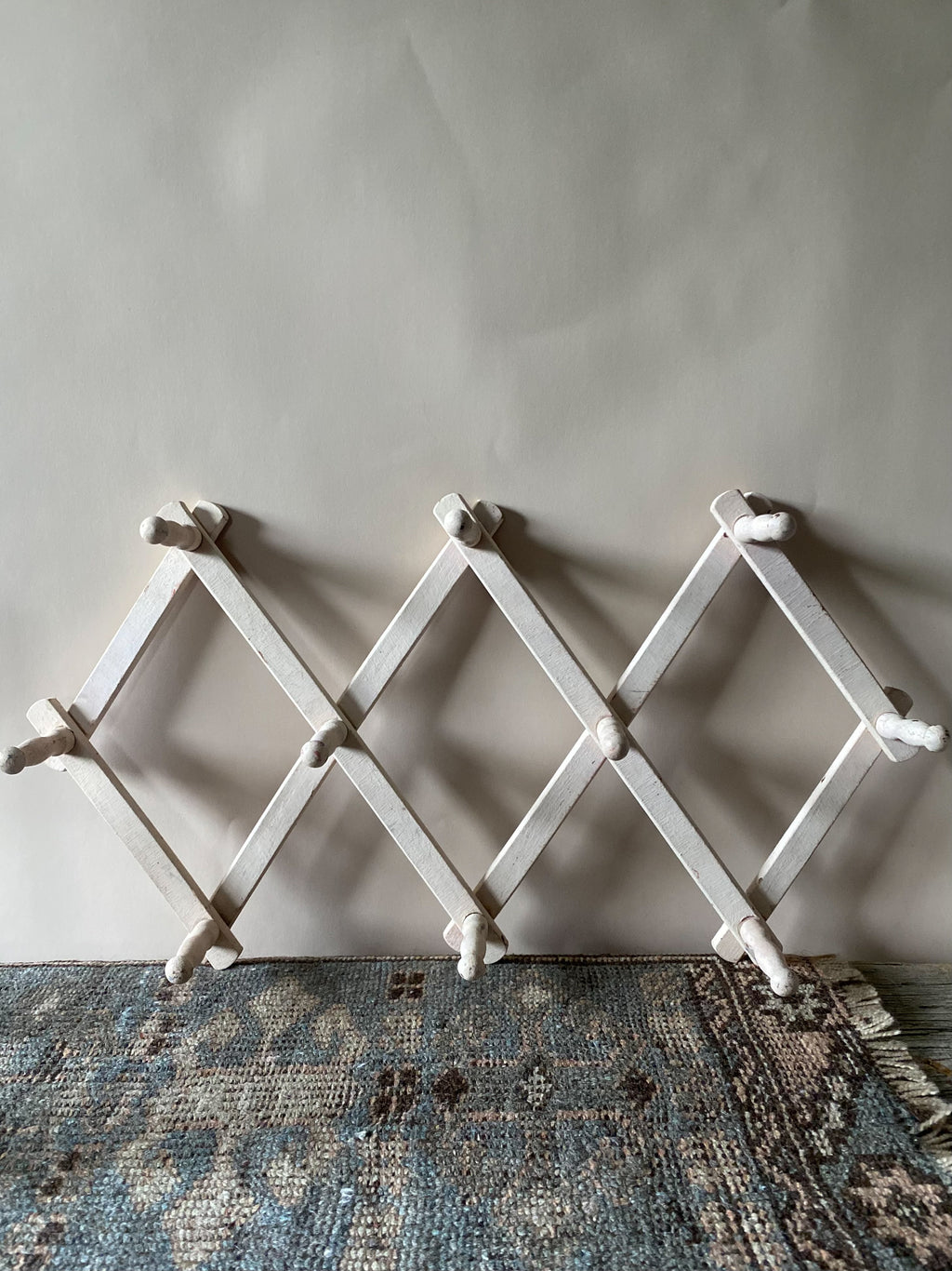 Farmhouse White Accordion Peg Rack